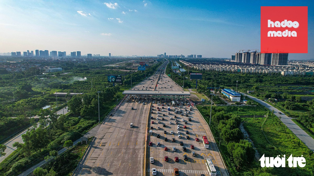 Xe cộ xếp hàng chờ qua trạm thu phí cao tốc vào cuối giờ chiều cùng ngày