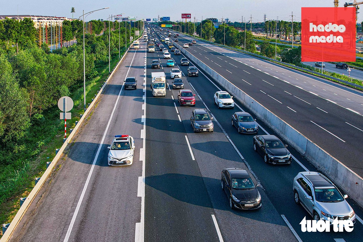 Xe tuần tra của cảnh sát giao thông thường xuyên nhắc nhở tài xế không đi vào làn khẩn cấp và giữ khoảng cách an toàn