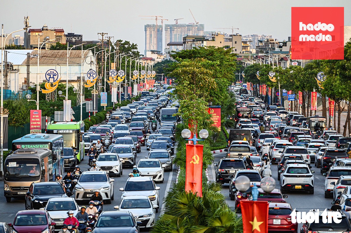 Đường Cổ Linh ùn tắc kéo dài cả 2 chiều do lượng xe đổ dồn từ cao tốc Hà Nội - Hải Phòng và vành đai 3 về phía cầu Vĩnh Tuy