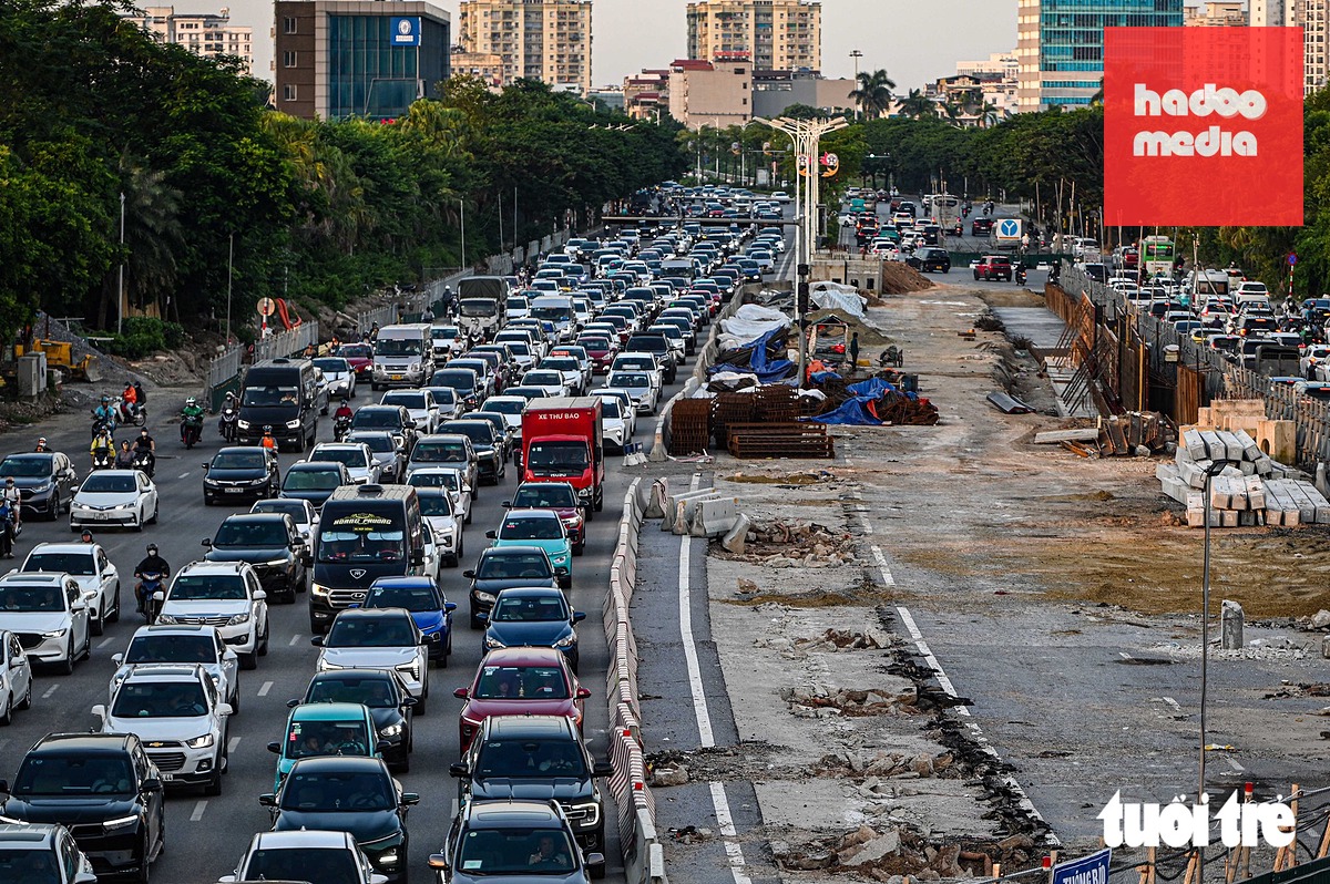 Đường Đàm Quang Trung hướng về cầu Vĩnh Tuy cũng trong tình trạng ùn tắc kéo dài