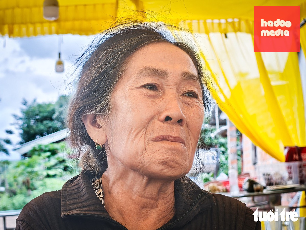 Bà Đinh Thị Thắm (73 tuổi) - mẹ chị Trương Thị D.H. (33 tuổi), khóc lạc cả giọng trước sự ra đi đột ngột của con gái - Ảnh: TẤN LỰC