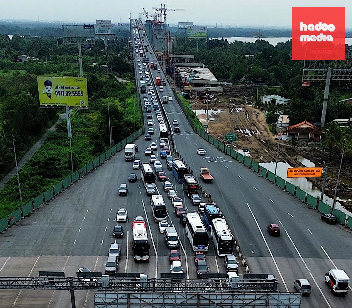 Dòng xe ùn tắc kéo dài hơn 2 km trên cao tốc TP HCM - Long Thành - Dầu Giây, hướng từ Đồng Nai về TP HCM, chiều 1/9. Ảnh: Hồ Đình