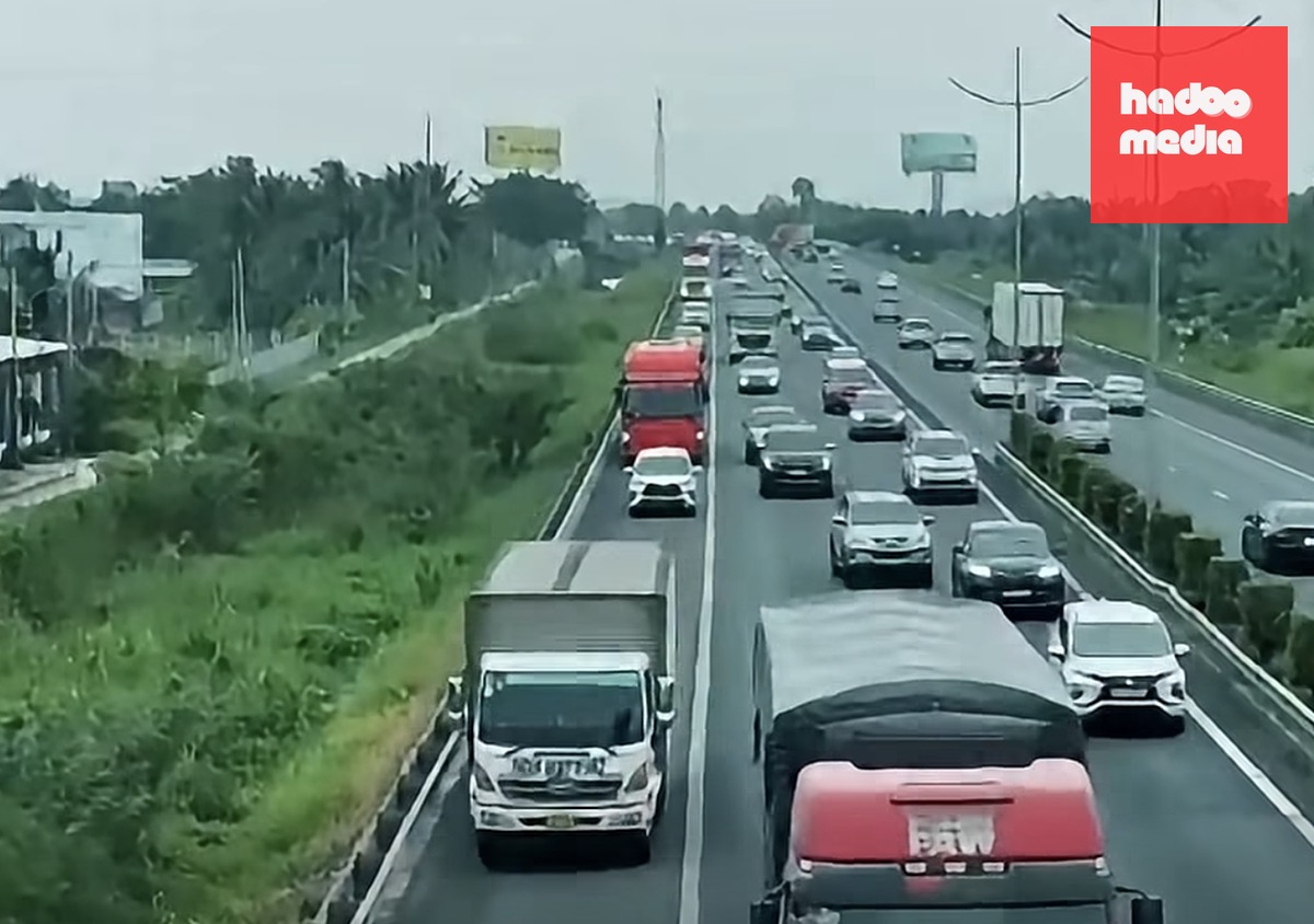 Cảnh sát mở đường để ôtô chạy vào làn khẩn cấp trên cao tốc TP HCM - Trung Lương hướng từ miền tây về thành phố để giảm ùn tắc. Ảnh: Hoàng Bảy