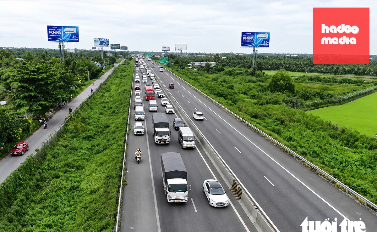 Cảnh sát dùng xe mô tô đặc chủng (bìa đường trái) dẫn đường cho các xe chạy vào làn khẩn cấp - Ảnh: HOÀI THƯƠNG