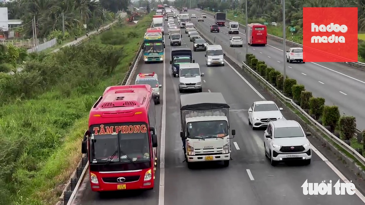 Lượng xe cộ tăng đột biến vào dịp lễ trên cao tốc TP.HCM - Trung Lương - Ảnh: HOÀI THƯƠNG