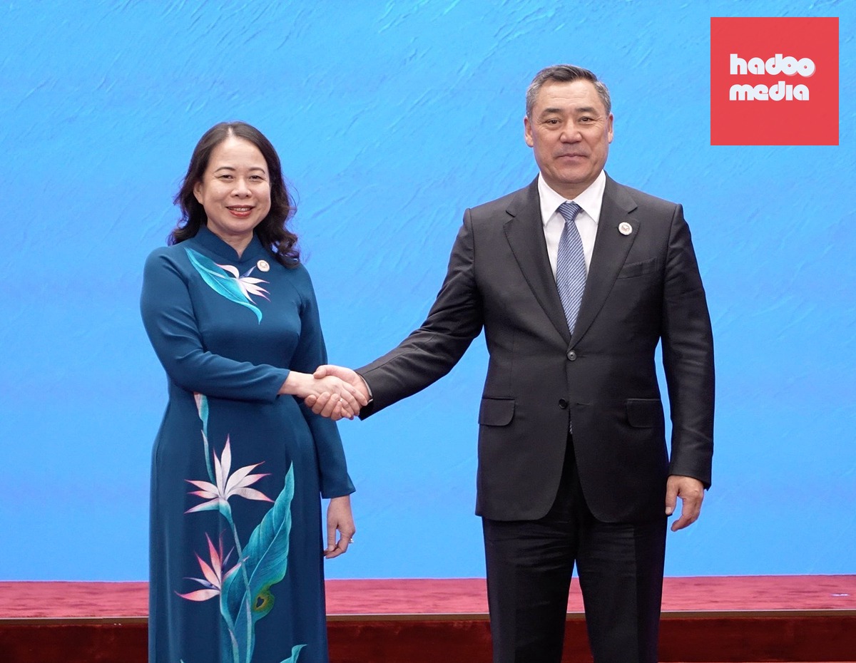 Tổng thống Kyrgystan Sadyr Japarov đón Phó chủ tịch nước Võ Thị Ánh Xuân dự Hội nghị SCO mở rộng - Ảnh: TTXVN