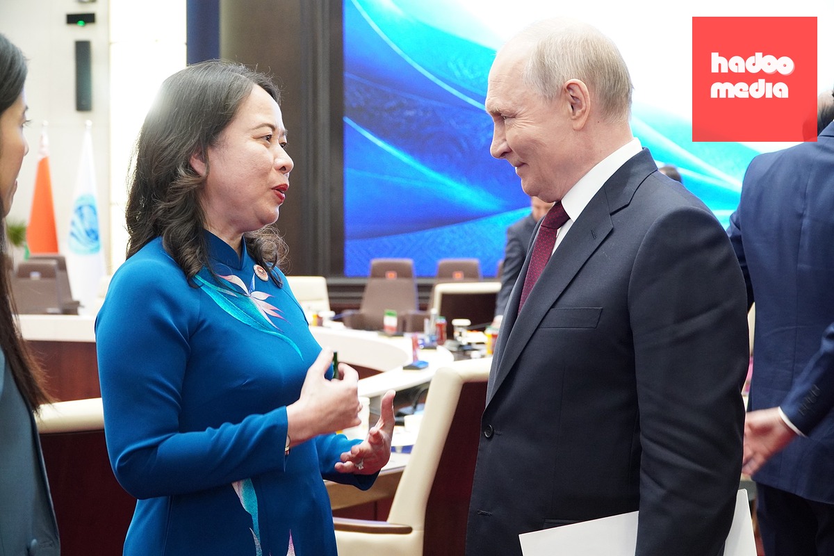 Phó chủ tịch nước Võ Thị Ánh Xuân trao đổi với Tổng thống Nga Vladimir Putin - Ảnh: TTXVN