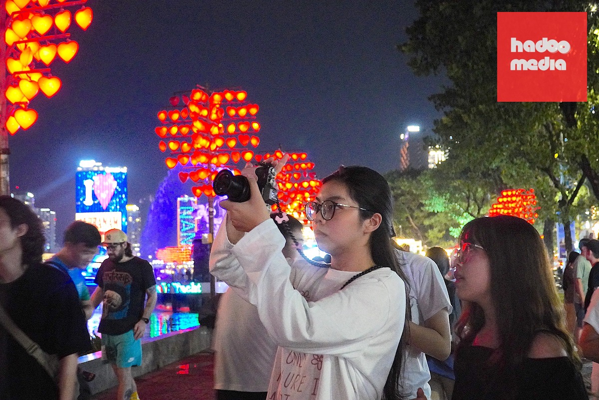 Thời tiết đẹp, nhiều bạn trẻ Đà Nẵng ra khu vực sông Hàn chơi - Ảnh: TRƯỜNG TRUNG