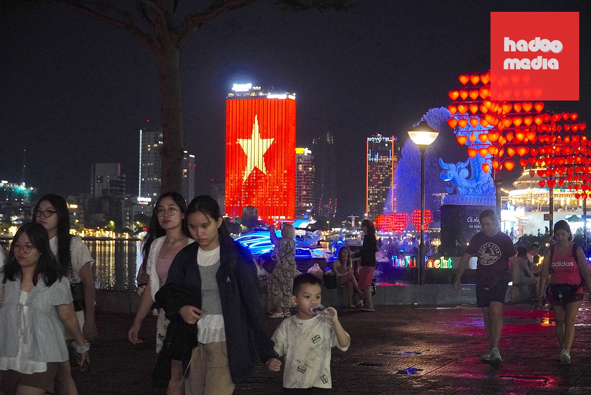 Trời đẹp, bạn trẻ Đà Nẵng ùn ùn ra biển, chợ đêm chơi lễ Quốc khánh  - Ảnh 2.