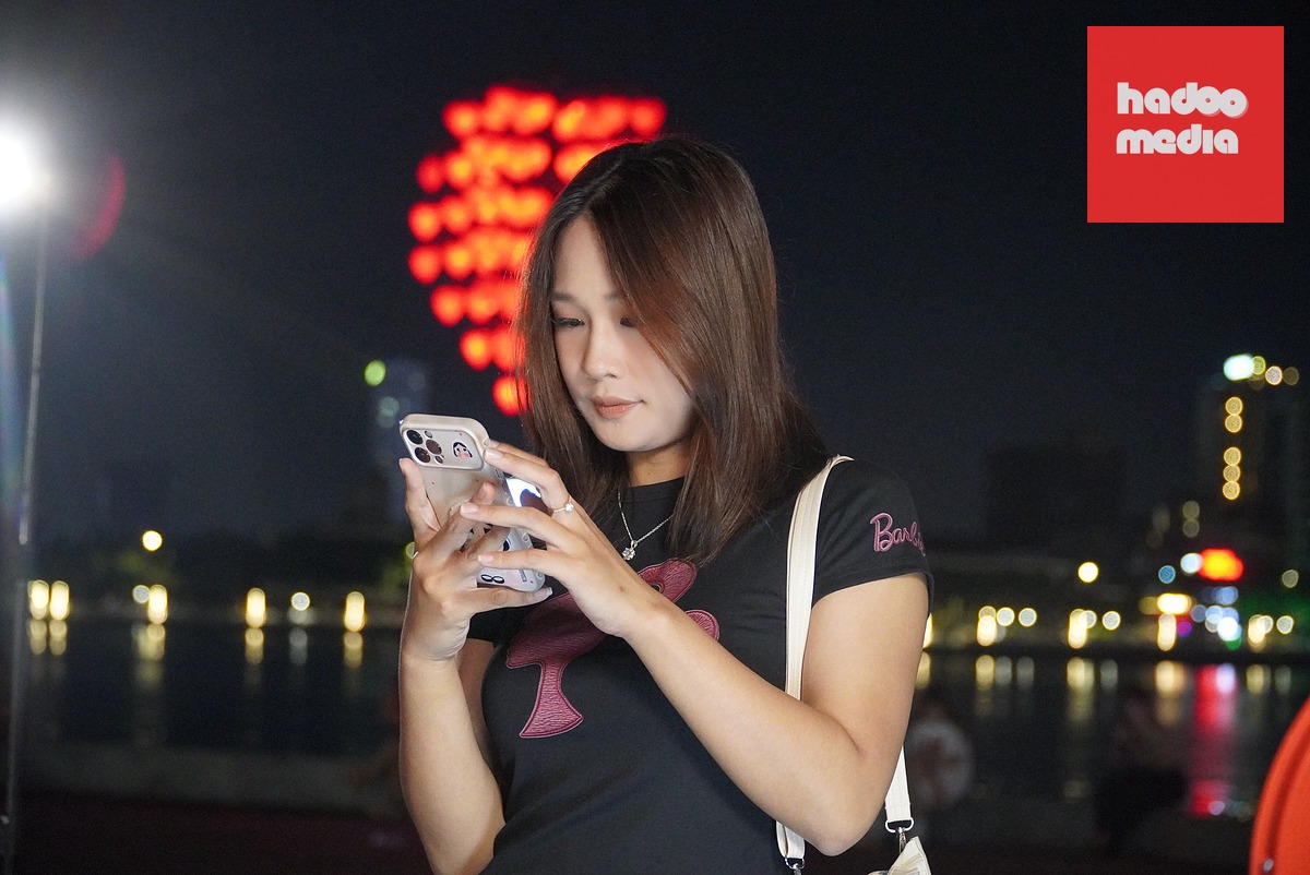 Trời đẹp, bạn trẻ Đà Nẵng ùn ùn ra biển, chợ đêm chơi lễ Quốc khánh  - Ảnh 4.