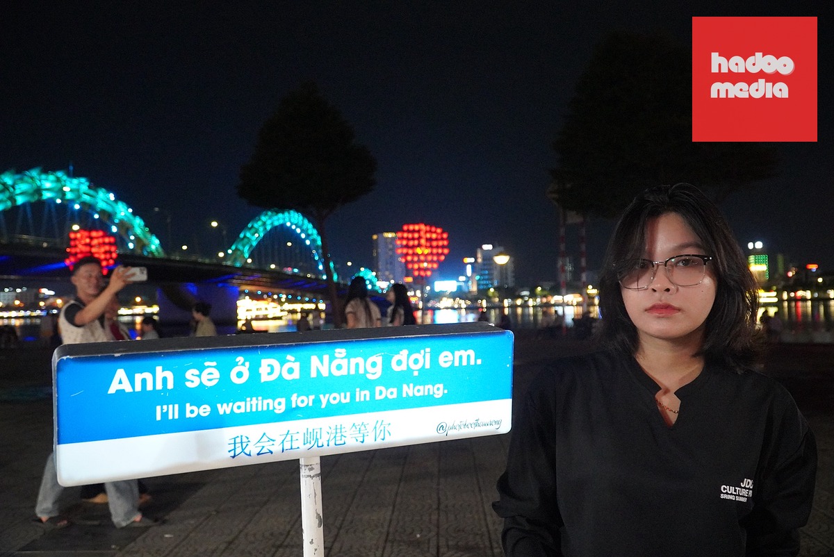 Các dịch vụ chụp hình tại khu vực cầu Rồng được dịp "hốt bạc" nhờ thời tiết đẹp - Ảnh: TRƯỜNG TRUNG