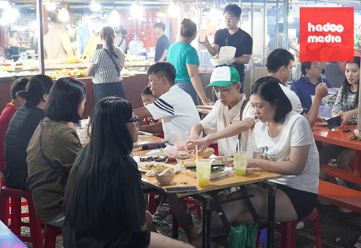 Khách ùn ùn đi chơi lễ, các hàng quán ở phố đêm An Hải luôn đông kín khách - Ảnh: TRƯỜNG TRUNG