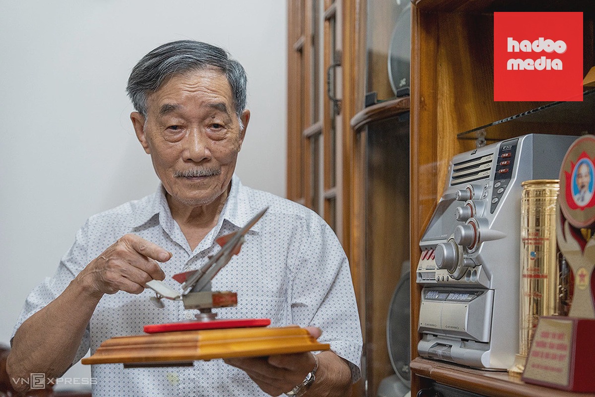 Anh hùng Lực lượng vũ trang Nguyễn Lành và mô hình tên lửa Dvina. Ảnh: Nguyễn Đông