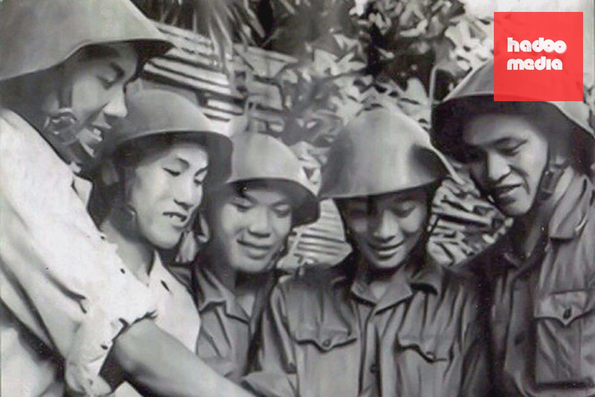 Đại tá Nguyễn Lành (thứ hai từ phải sang), cùng kíp chiến đấu tiêu diệt AC-130. Ảnh: Tư liệu