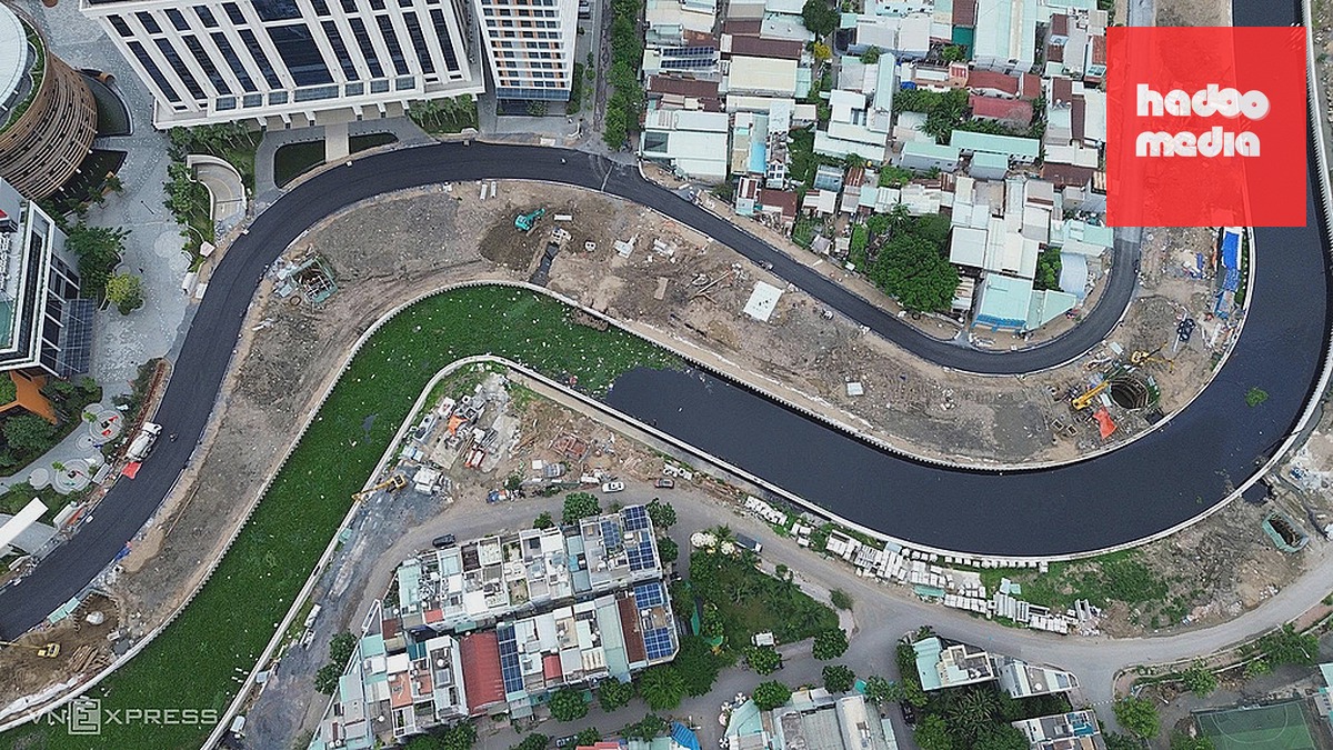 Đường bên trái tuyến rạch dài khoảng 1,4 km đã trải nhựa, thông xe kỹ thuật, sáng 2/9. Ảnh: Giang Anh