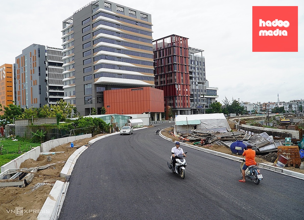 Xe chạy trên đoạn đường ven rạch mới thông xe, sáng 2/9. Ảnh: Giang Anh