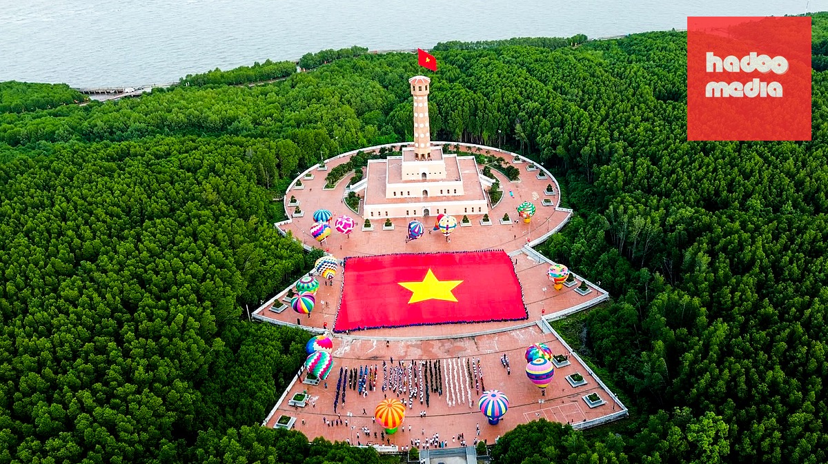 "Lá đại kỳ Tổ quốc bằng vải lớn nhất Việt Nam" trang nghiêm xuất hiện tại Vườn quốc gia Mũi Cà Mau - Ảnh: THANH HUYỀN