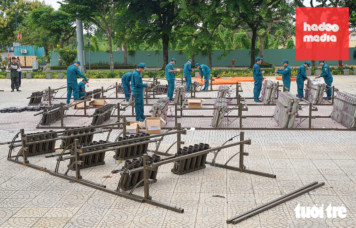 Nằm bên bờ sông, khu vực hầm vượt sông Sài Gòn tiếp tục là trận địa pháo hoa tầm cao có quy mô lớn nhất của TP.HCM trong dịp lễ 2-9 năm nay - Ảnh: THUẬN VĂN