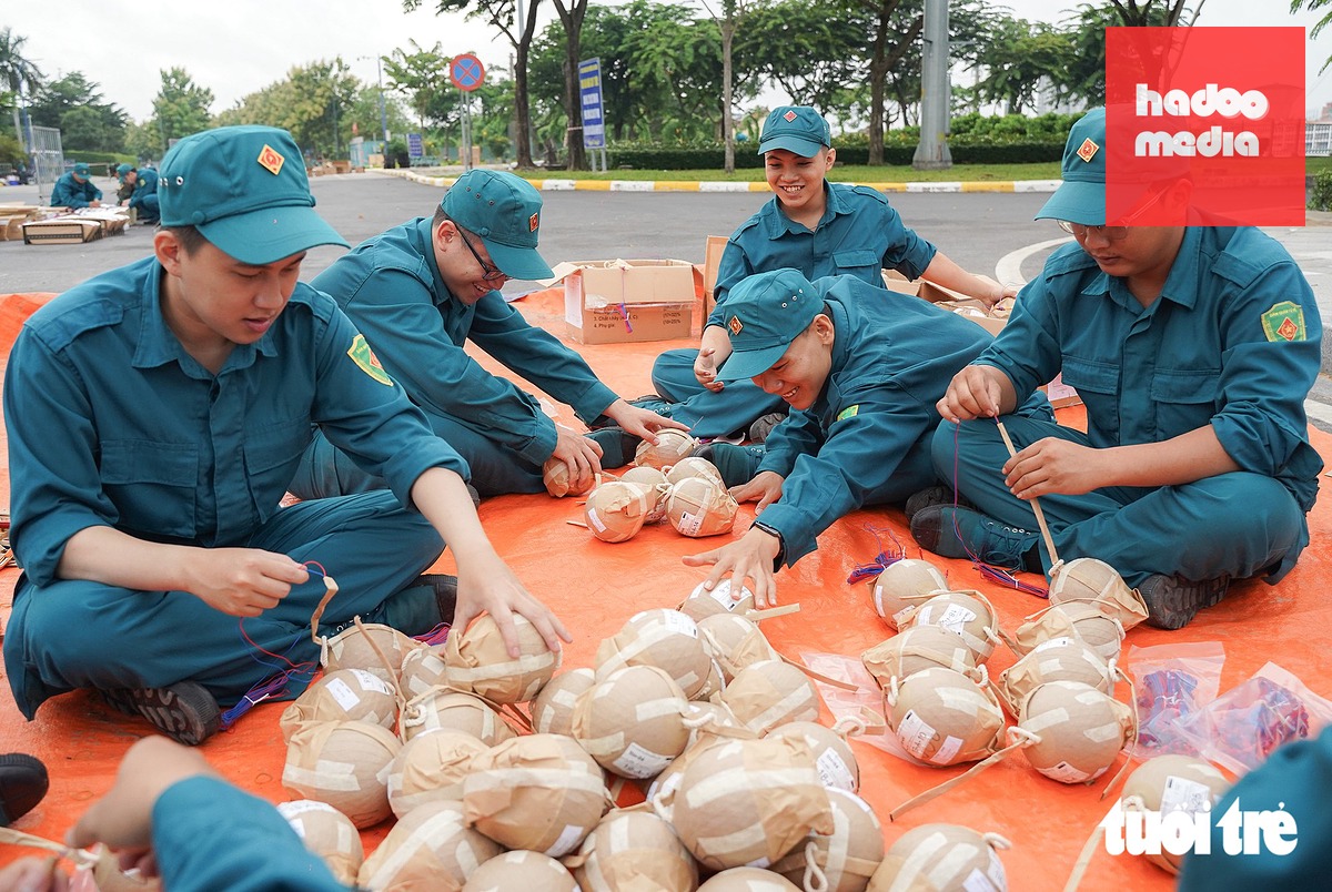 Để đảm bảo tiến độ cho trận địa pháo hoa quy mô nhất TP, ngoài lực lượng nòng cốt là cán bộ, chiến sĩ Bộ Tư lệnh TP.HCM, công tác bố trí còn có sự hỗ trợ từ lực lượng dân quân tự vệ của 5 phường - Ảnh: THUẬN VĂN