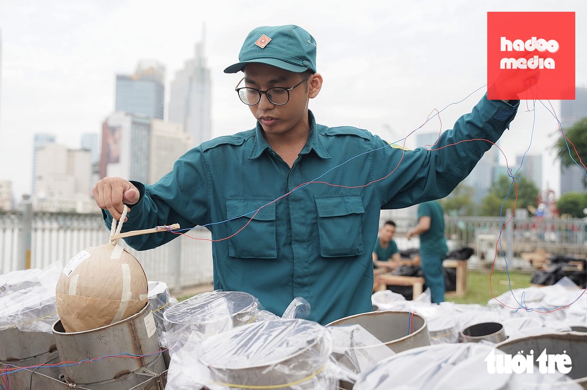 Từng quả pháo sau khi hoàn tất đấu nối kíp nổ được đưa vào ống phóng, mọi thao tác đều phải thật chuẩn xác, nhẹ nhàng và tuân thủ tuyệt đối các quy định về an toàn cháy nổ - Ảnh: THUẬN VĂN
