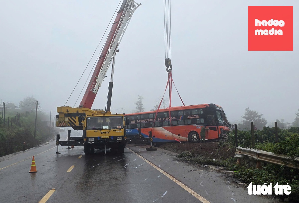 Hiện trường vụ lật xe khách Việt Tân Phát làm chết 4 người trên tuyến tránh quốc lộ 19 qua Pleiku - Ảnh: V.NGHĨA