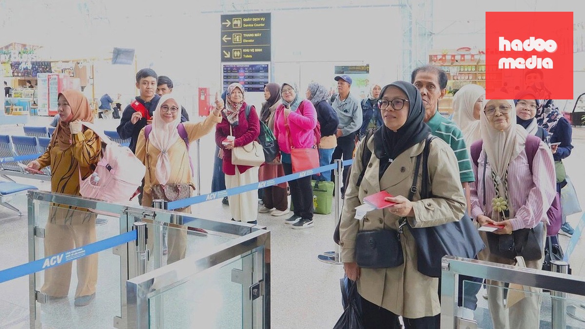 Du khách trên chuyến bay của hãng AirAsia từ Kuala Lumpur đến Đà Lạt, sáng 2/9. Ảnh: Chi Yêng