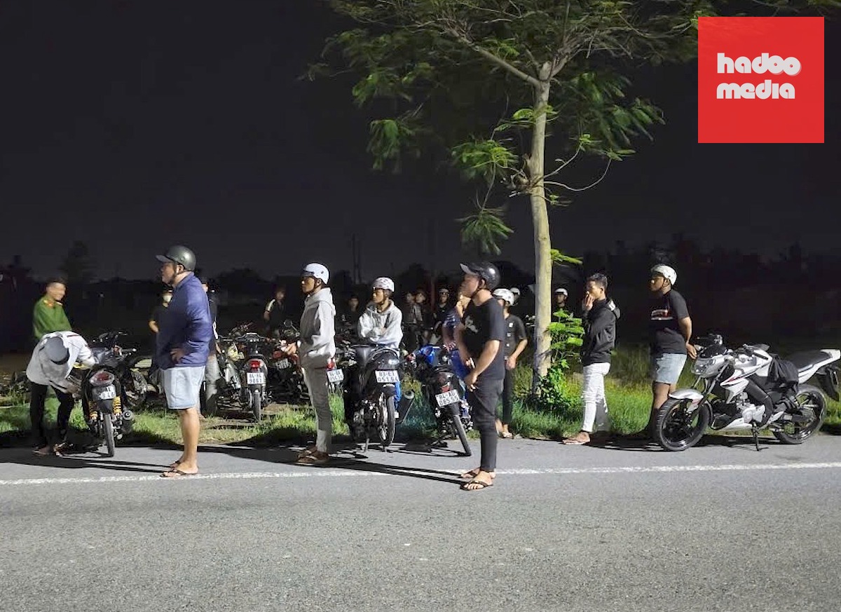 Nhóm thanh thiếu niên tụ tập "đi bão" lúc rạng sáng cùng nhiều xe máy được đưa về trụ sở công an - Ảnh: A.X.