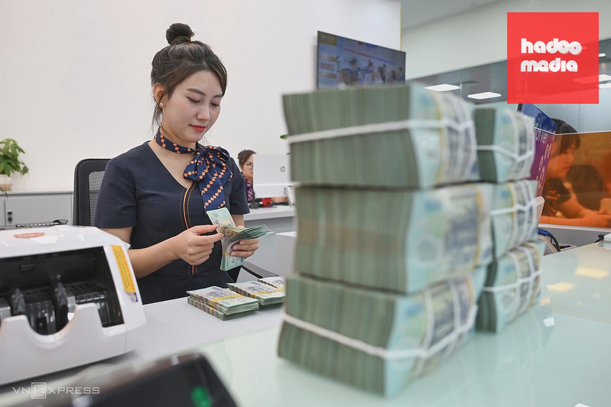 Nhân viên đang đếm tiền tại quầy giao dịch của một ngân hàng ở Hà Nội. Ảnh: Giang Huy