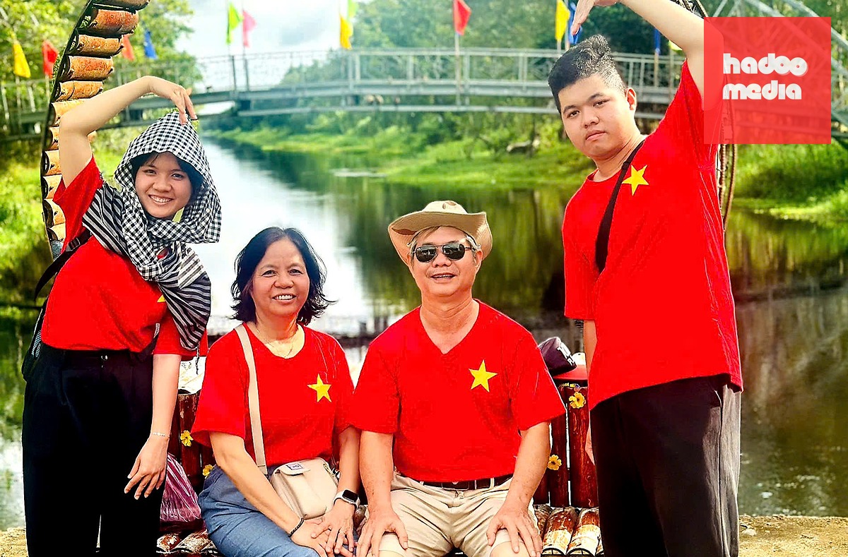 Du khách đến tham quan Vườn quốc gia U Minh Thượng (tỉnh An Giang) - Ảnh: BÉ DIỄM