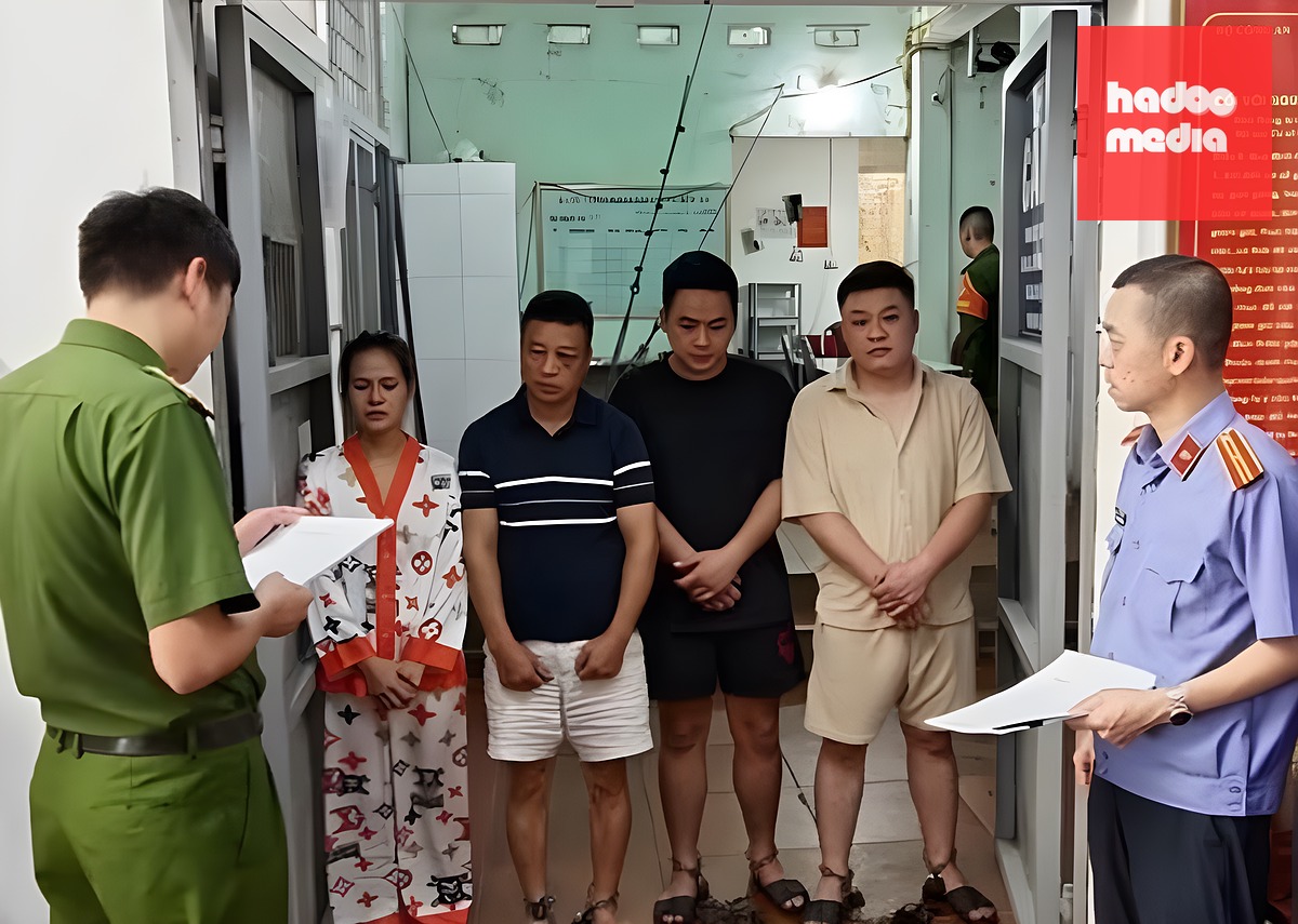 Cơ quan điều tra và viện kiểm sát tống đạt quyết định tạm giữ bốn người - Ảnh: Cơ quan tố tụng