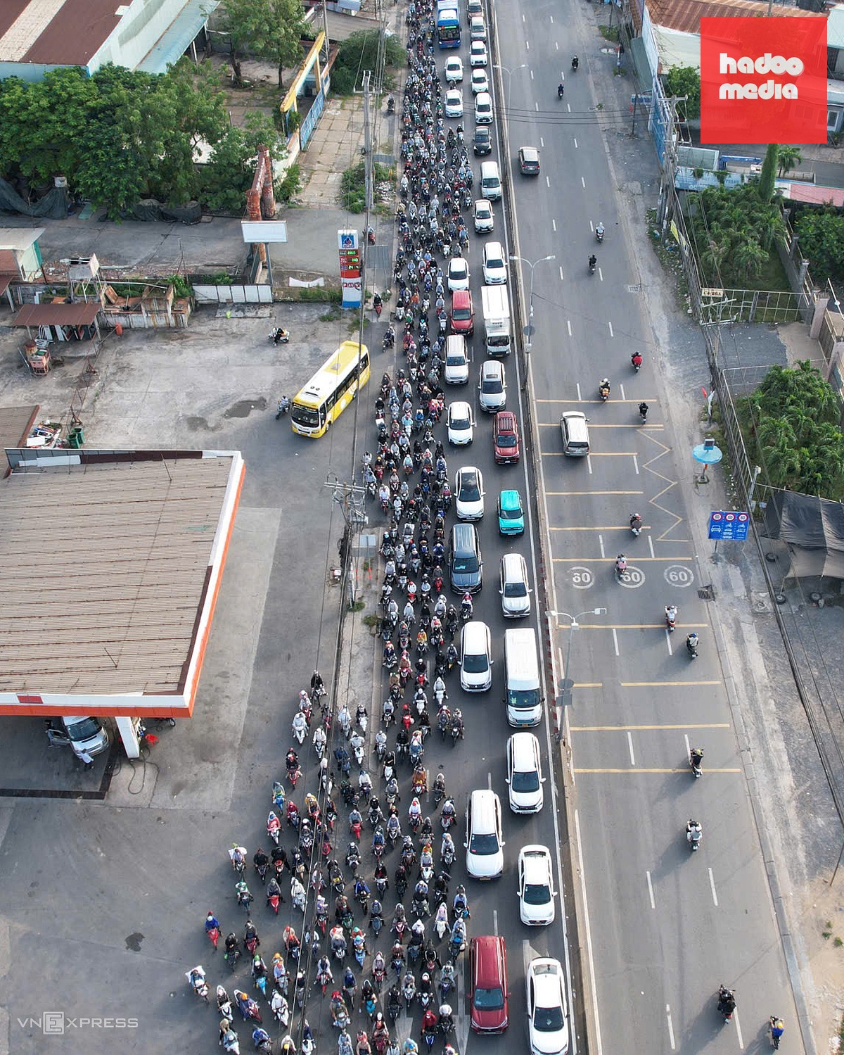 Ùn ứ giao thông tại cửa ngõ Hà Nội và TP HCM ngày cuối nghỉ lễ