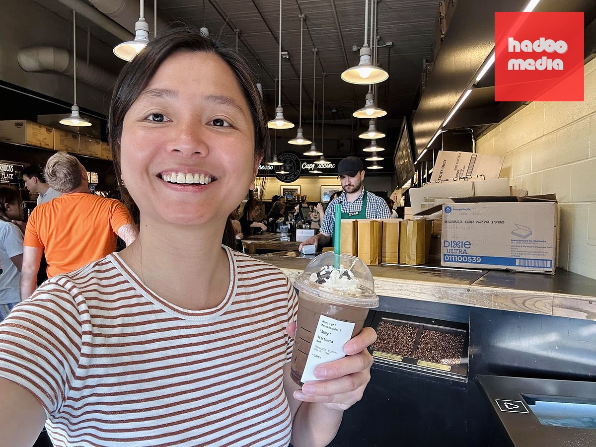 Ngân Hà thưởng thức cà phê tại tiệm Starbucks đầu tiên trên thế giới ở Seattle (Mỹ) - Ảnh: NVCC