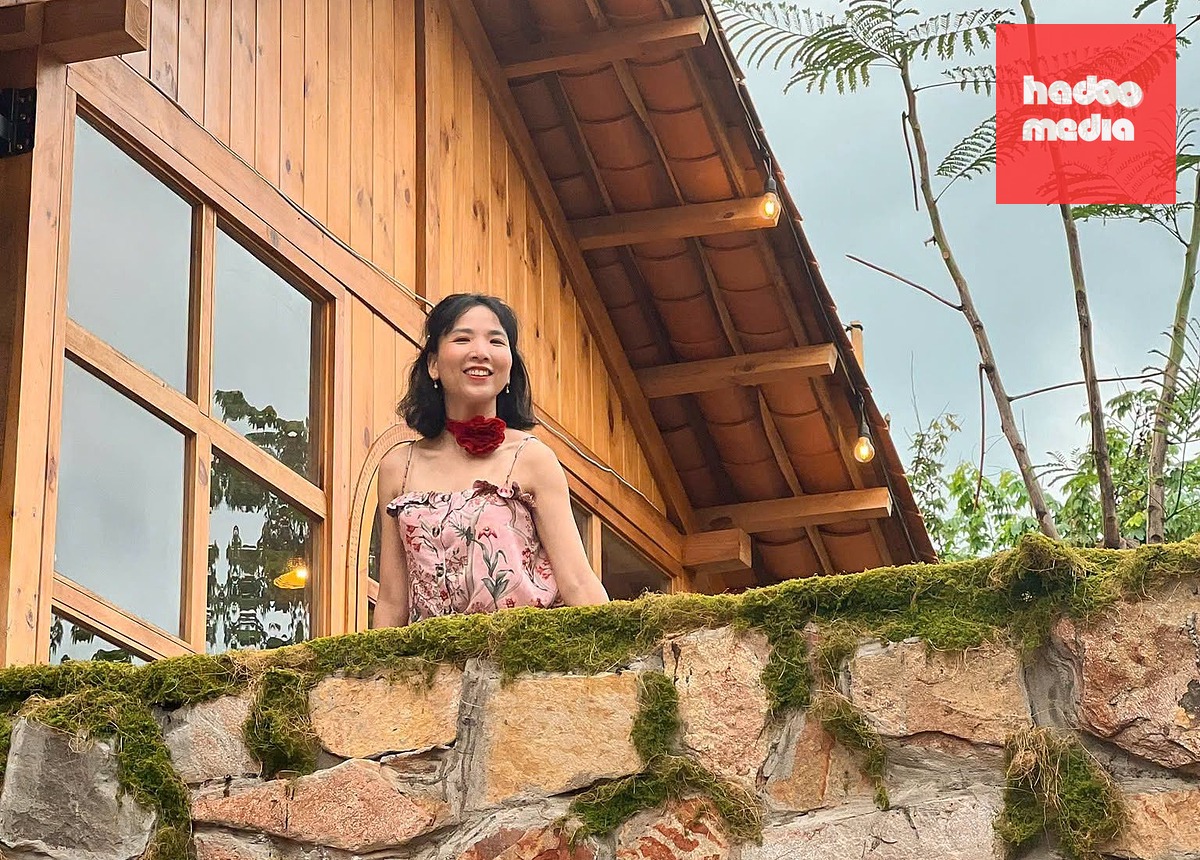 Chị Mia Nguyễn thích thú khi ngay tại TP.HCM có những quán cà phê xinh xắn, thiết kế như vườn sinh thái - Ảnh: NVCC