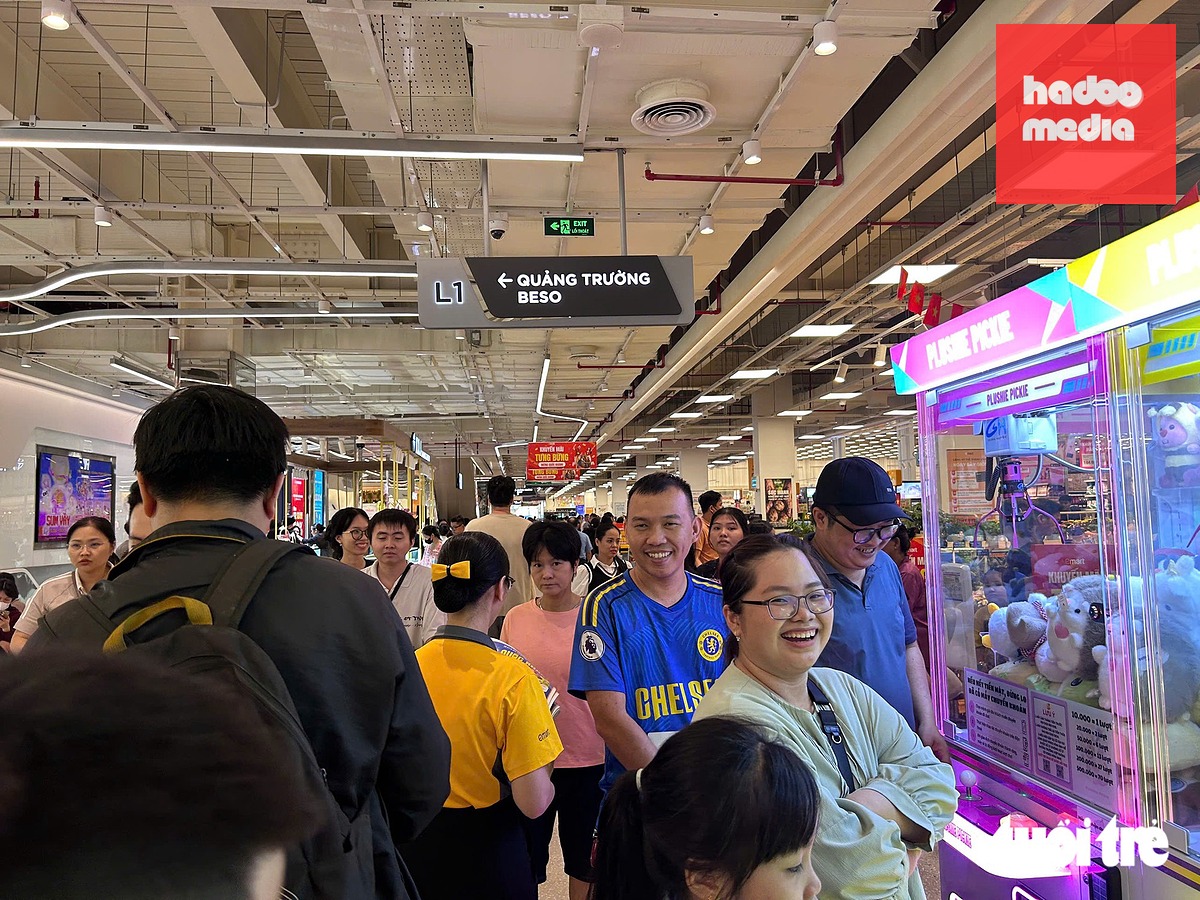 Người dân tranh thủ ngày nghỉ cuối cùng để đưa con đi chơi, kết hợp mua sắm trước khi trở lại công việc, học tập - Ảnh: NHẬT XUÂN