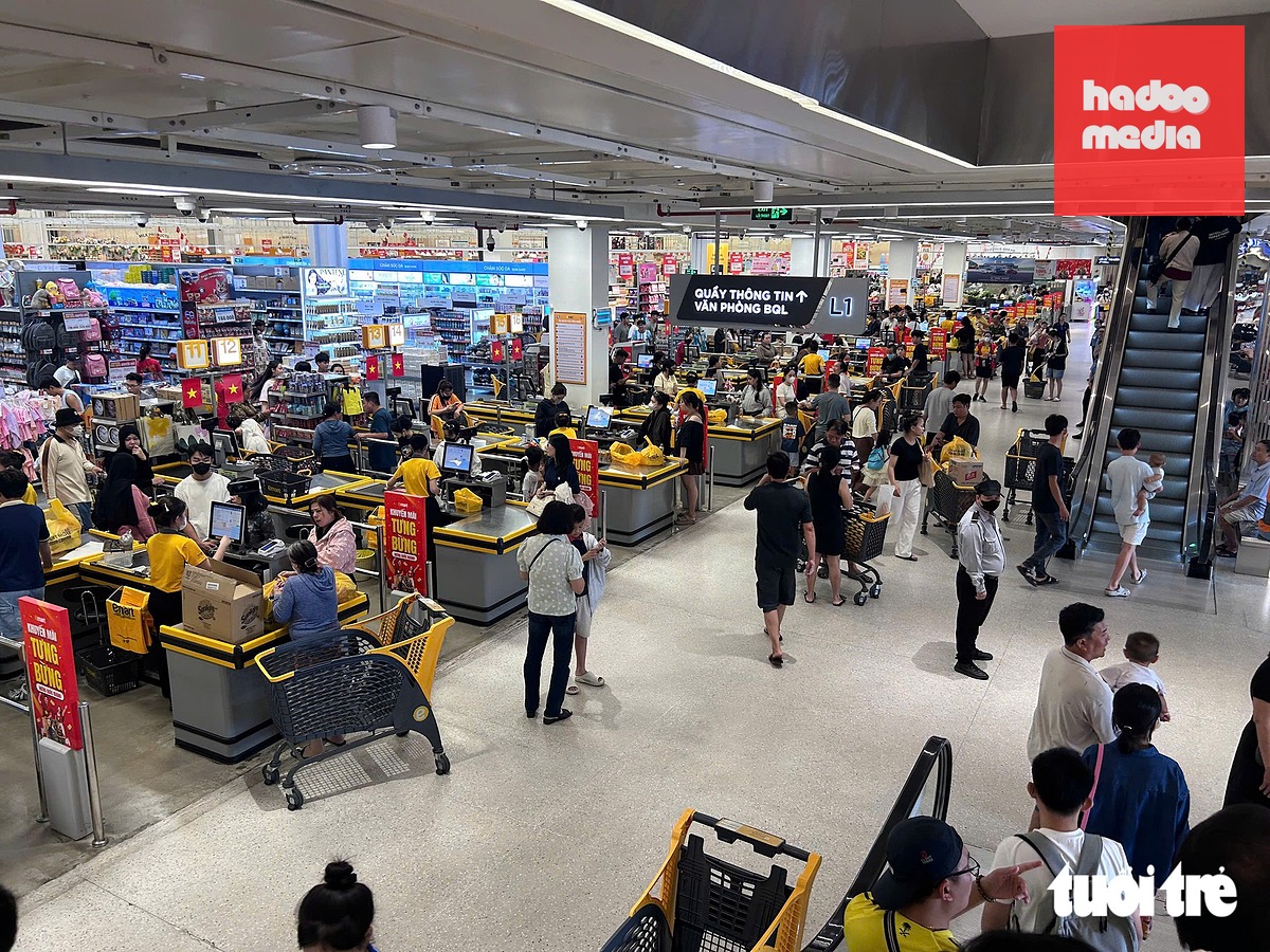 Emart vẫn nhộn nhịp khách trong ngày cuối kỳ nghỉ lễ Quốc khánh 2-9 - Ảnh: NHẬT XUÂN