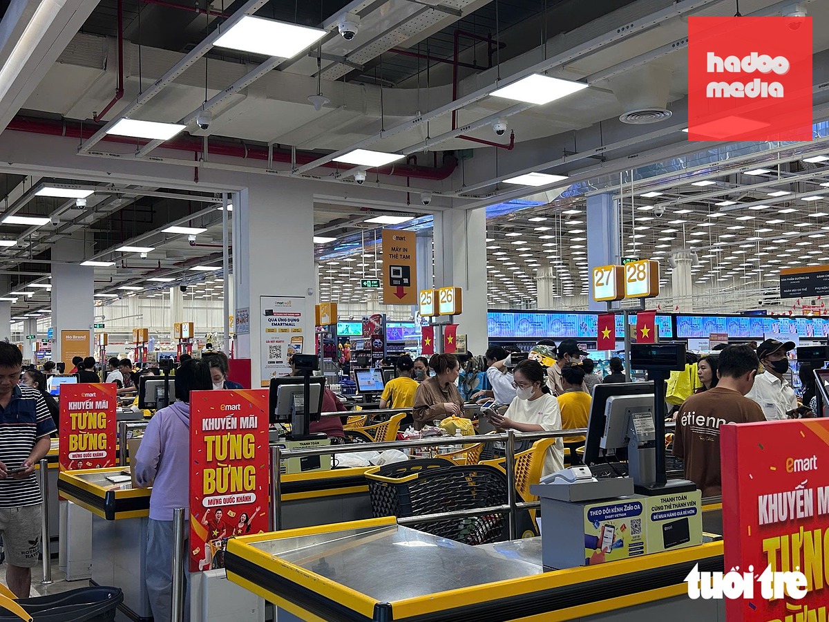 Người dân mua thêm thực phẩm, đồ dùng cần thiết trước khi trở lại nhịp sống thường ngày sau kỳ nghỉ lễ - Ảnh: NHẬT XUÂN