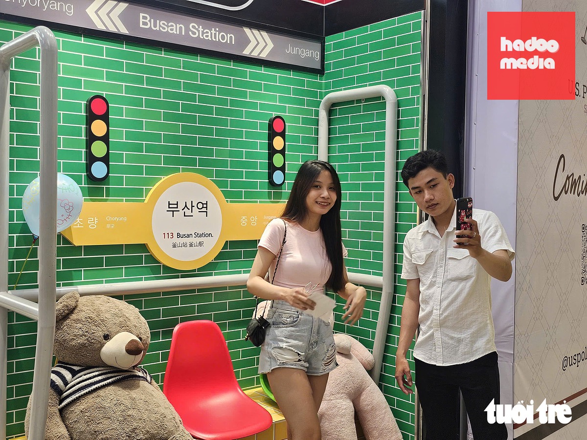 Không khí mua sắm, vui chơi tại TP.HCM vẫn khá nhộn nhịp trước khi người dân trở lại guồng công việc - Ảnh: NHẬT XUÂN