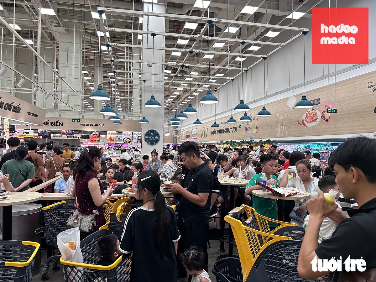 Người dân vừa vui chơi, vừa kết hợp mua sắm, ăn uống trong ngày cuối của kỳ nghỉ lễ kéo dài 5 ngày - Ảnh: NHẬT XUÂN