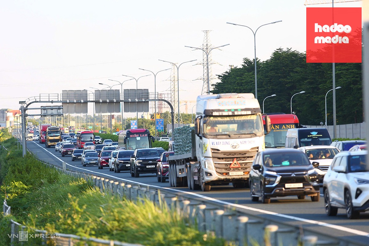 Dòng phương tiện di chuyển về trung tâm Hà Nội trên cao tốc Pháp Vân - Cầu Giẽ. chiều 2/9. Ảnh: Việt An