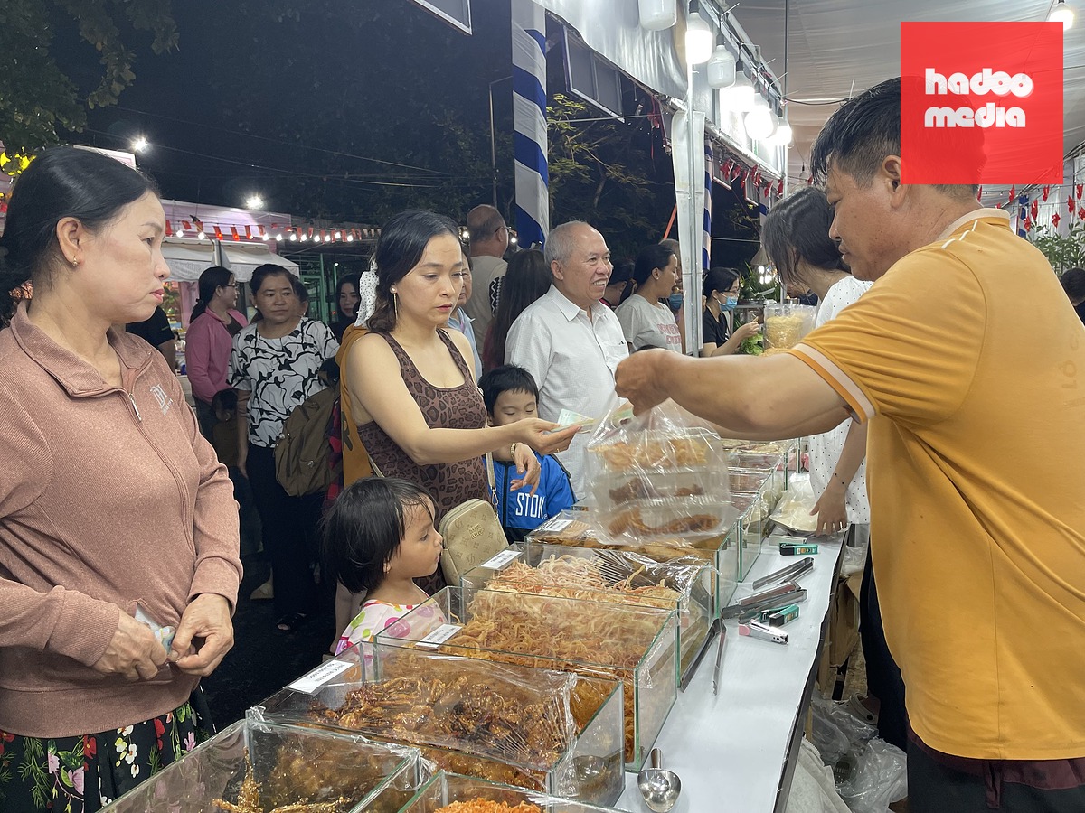 Khách mua hàng tại Tuần lễ ẩm thực TP Cần Thơ 2026 - Ảnh: PHẠM DIỄM