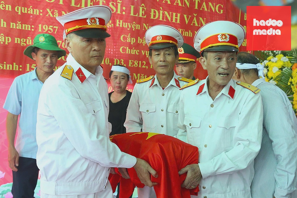 Lễ di quan hài cốt liệt sĩ Lê Đình Văn về nơi an nghỉ cuối cùng. Ảnh: Đức Hùng