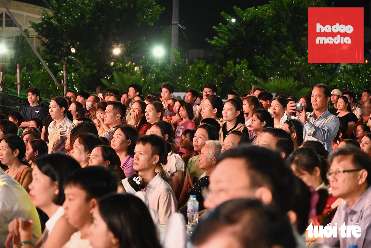 Rất đông người dân, du khách theo dõi chương trình - Ảnh: MINH CHIẾN