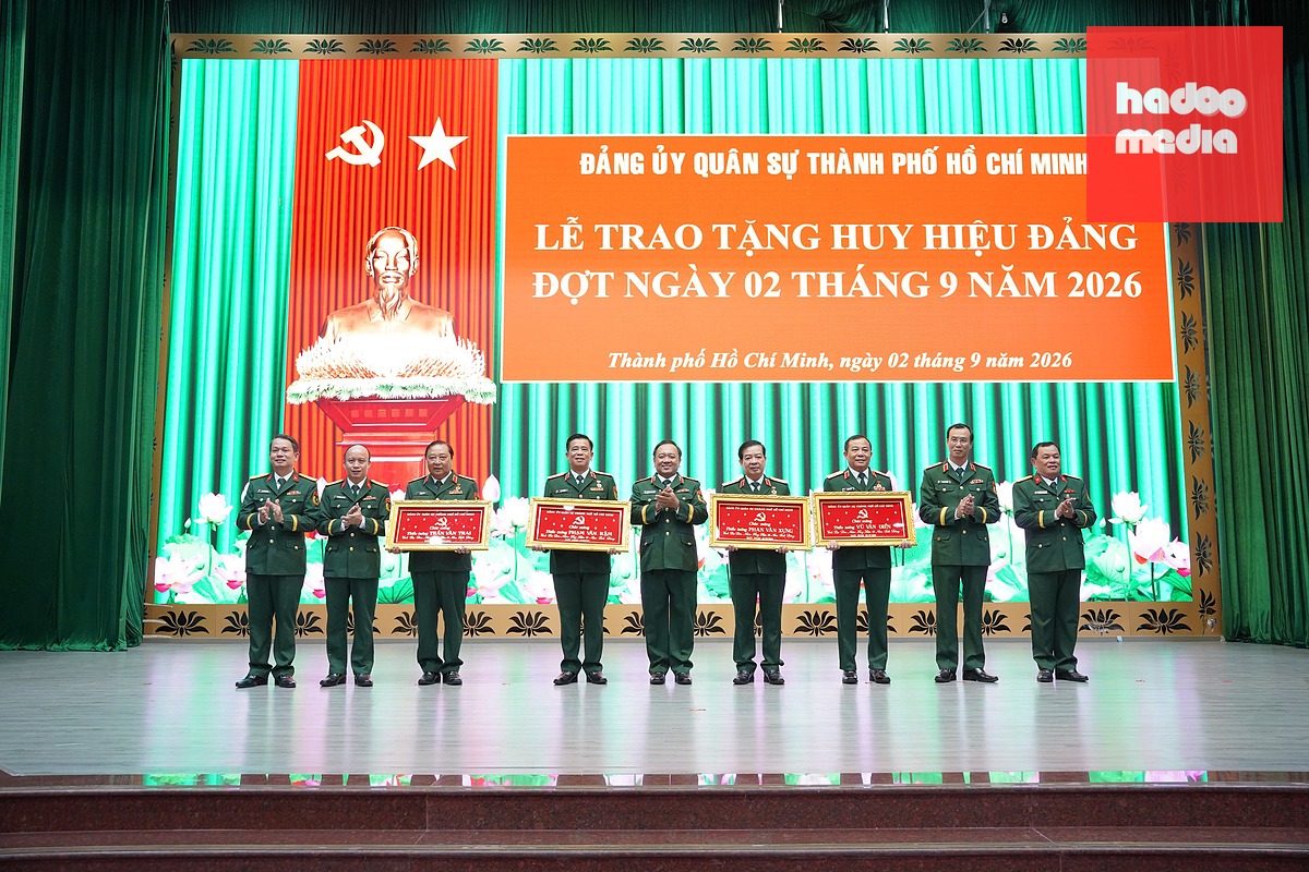 Đảng ủy Quân sự TP.HCM tổ chức lễ trao tặng Huy hiệu 35 năm tuổi Đảng cho thủ trưởng, nguyên thủ trưởng đơn vị - Ảnh: BTL