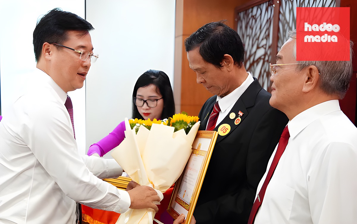 Thiếu tướng Vũ Văn Điền cùng các lãnh đạo, nguyên lãnh đạo Bộ Tư lệnh TP.HCM nhận Huy hiệu 35 năm tuổi Đảng - Ảnh 2.