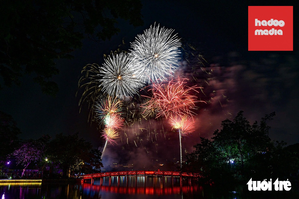 Pháo hoa Quốc khánh 2026 rực rỡ trên bầu trời Hà Nội và TP . HCM - Ảnh 2.