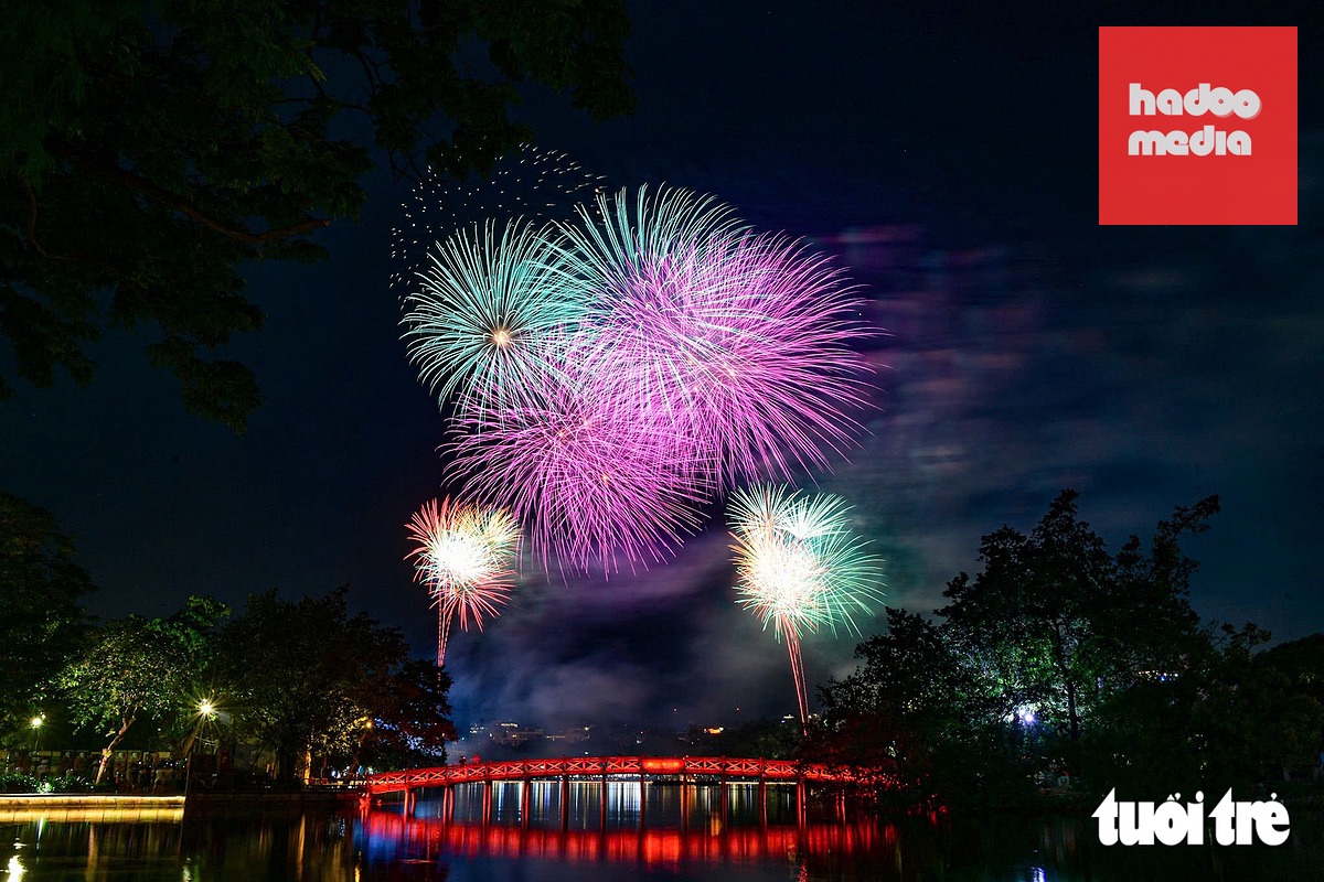 Pháo hoa Quốc khánh 2026 rực rỡ trên bầu trời Hà Nội và TP . HCM - Ảnh 4.