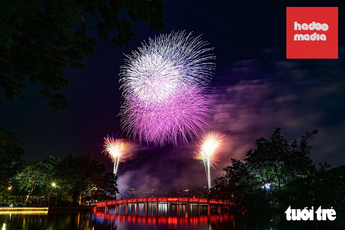 Pháo hoa Quốc khánh 2026 rực rỡ trên bầu trời Hà Nội và TP . HCM - Ảnh 5.