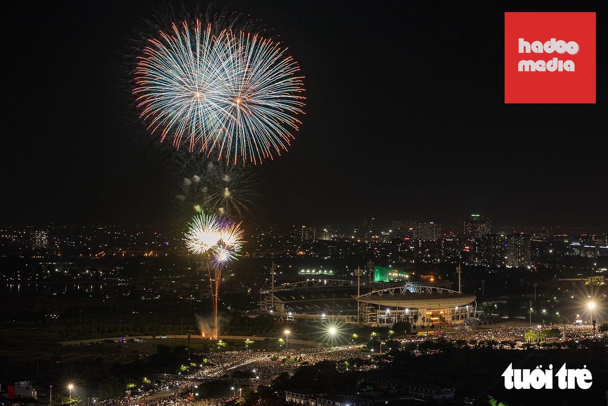 Pháo hoa Quốc khánh 2026 rực rỡ trên bầu trời Hà Nội và TP . HCM - Ảnh 8.