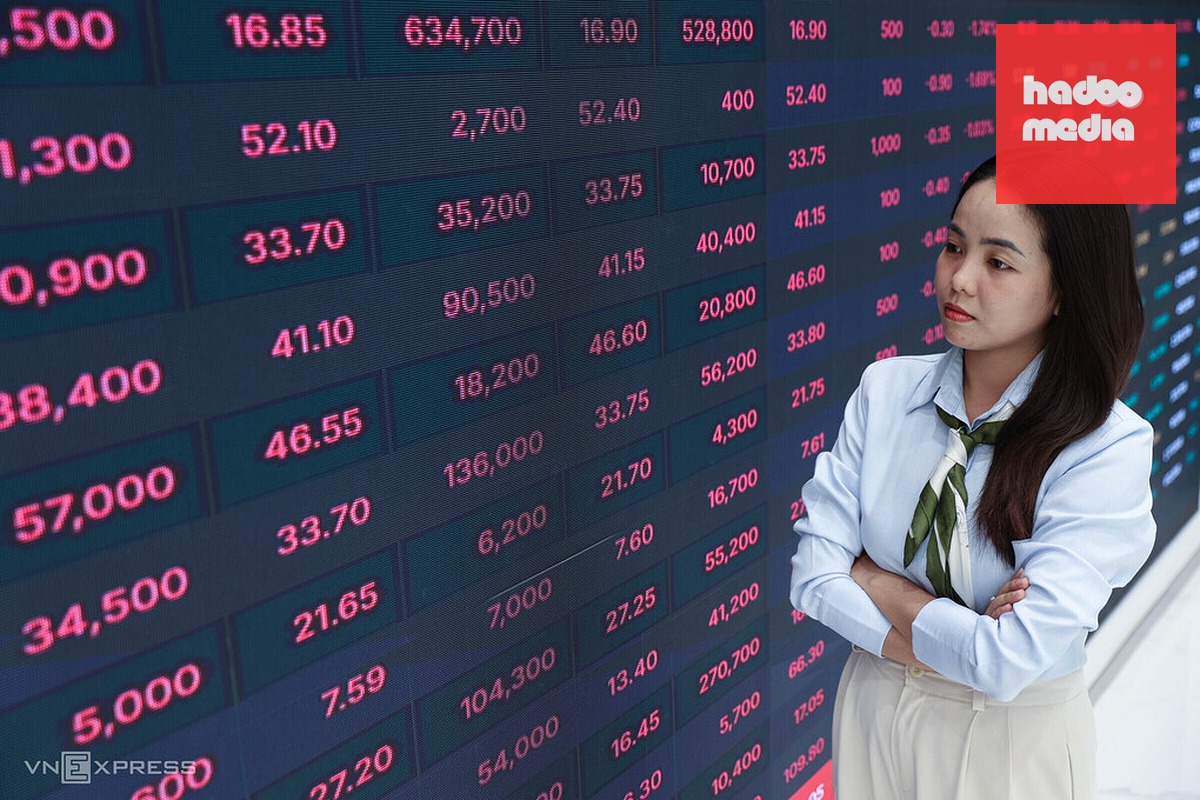 Nhà đầu tư đang quan sát bảng giá tại một công ty chứng khoán ở TP HCM. Ảnh: Quỳnh Trần