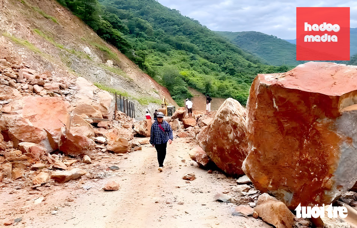 Núi sạt lở như 'thác đổ' giữa ngày nắng, xã cảnh báo nguy hiểm - Ảnh 2.